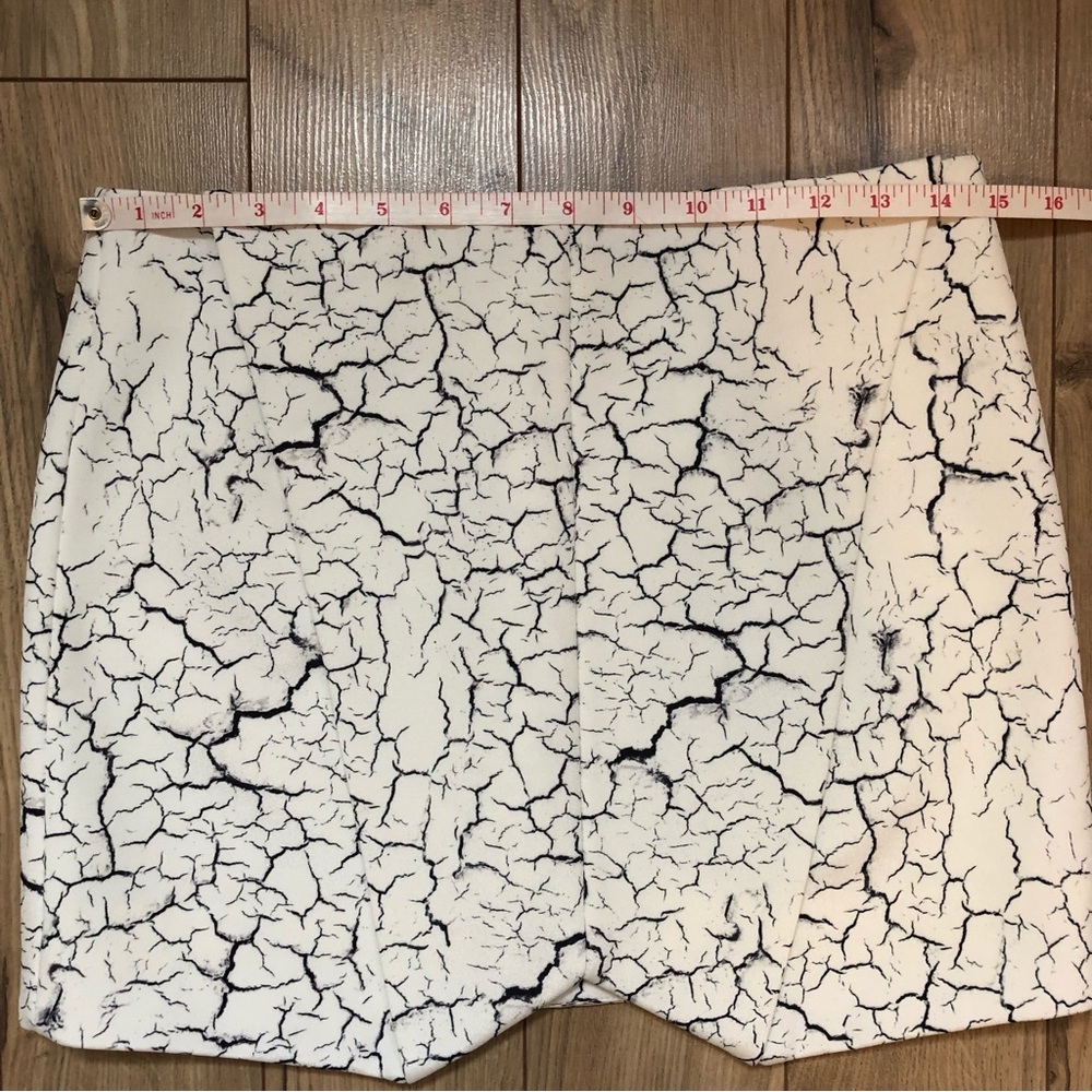 Women’s Cameo Asymmetrical Black off white Crackle design Mini Skirt size S - Picture 4 of 8